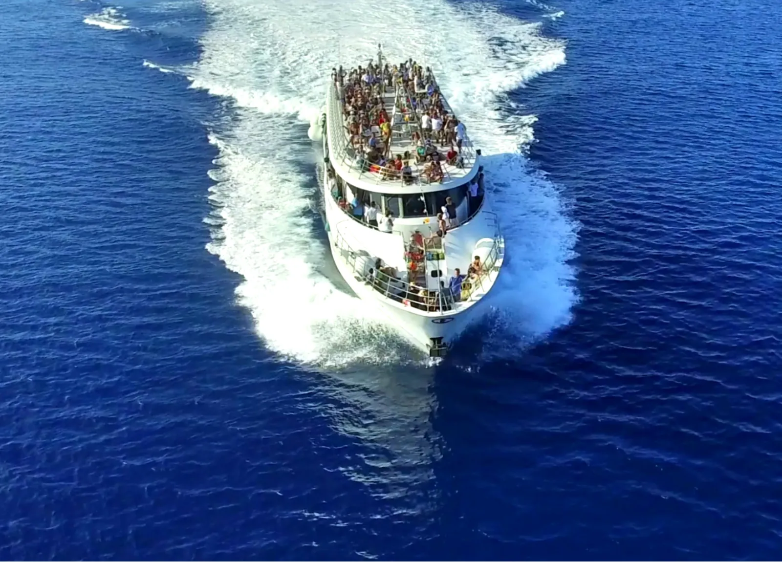 Excursion boat from Milazzo crossing open water, seen from above